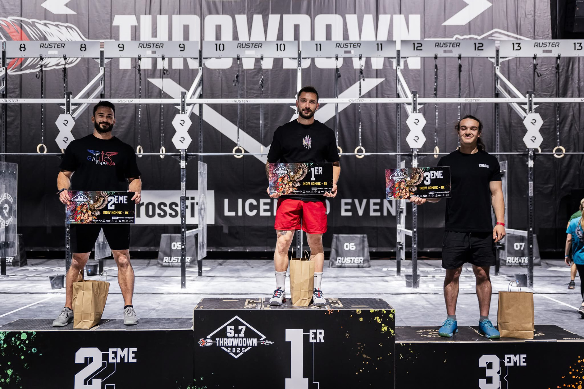 Athlètes MBBC Method sur le podium d'une compétition de CrossFit — programme Compete